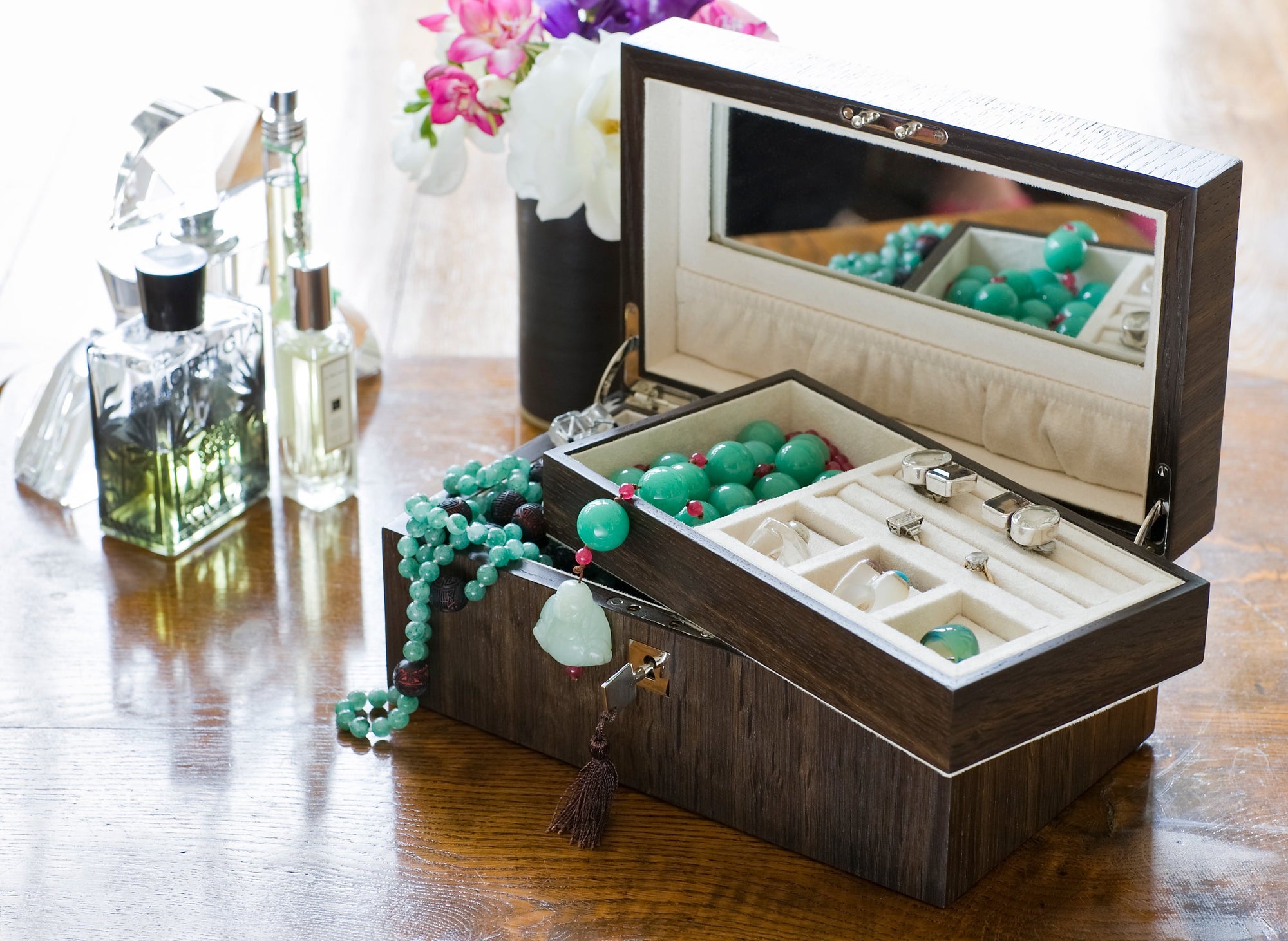 A beautiful jewelery box in Smoked Oak. Handmade and available in the most beautiful woods in the world. A stunning luxury gift